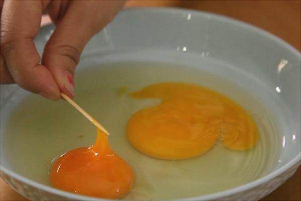 土鸡蛋和饲料鸡蛋营养价值一样吗？