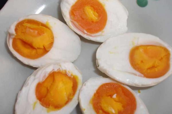 1斤鸭蛋多少盐 50个鸭蛋需要多少盐
