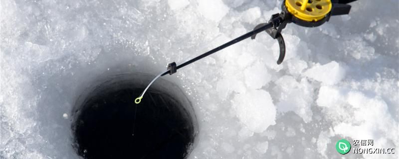 冬天怎样砸冰窟窿钓鱼，用什么工具砸冰窟窿
