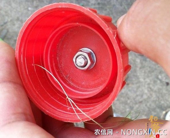 DIY渔具使用瓶盖制作翻版爆炸钩 打孔