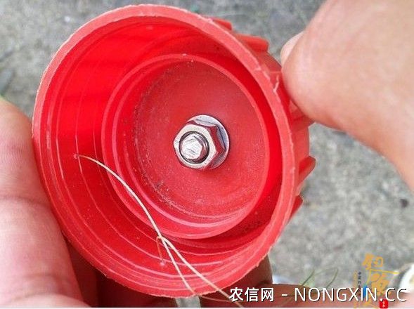 DIY渔具使用瓶盖制作翻版爆炸钩 瓶盖上的铅坠
