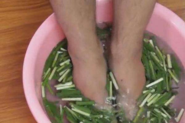 韭菜泡脚的功效与作用及禁忌 韭菜泡脚治脚气吗