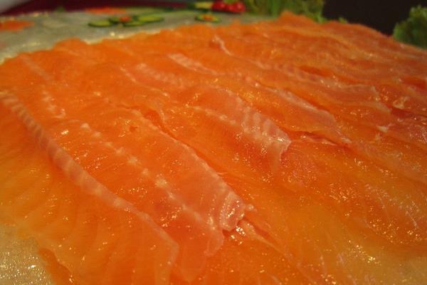 虹鳟鱼市场价格多少钱一斤 虹鳟鱼可以生吃吗