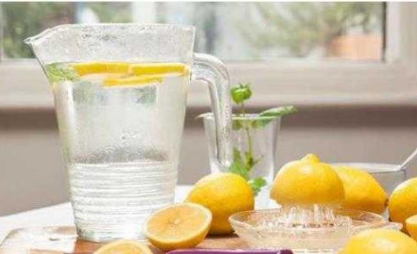 哺乳期能喝柠檬蜂蜜水吗