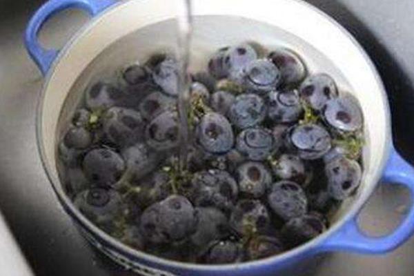 葡萄用盐水泡多久 葡萄一天吃多少合适