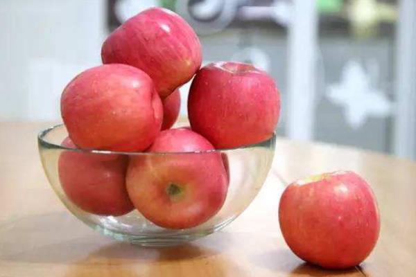 苹果里面发霉了还能吃吗，如果外面果子是好的能吃吗？